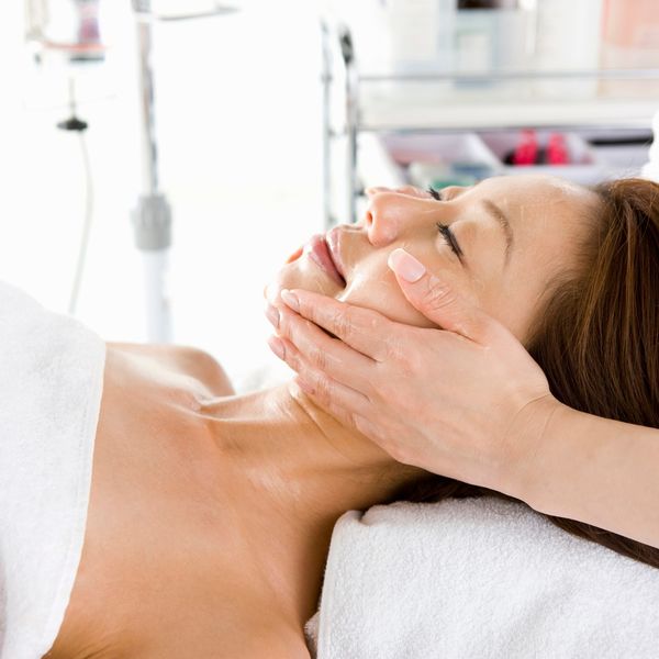 伊勢のBeauty Wandでは小顔フェイシャルの施術を行っております